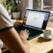 Coach ou thérapeute consultant son ordinateur pour surveiller sa réputation en ligne et ses avis clients