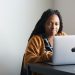 Coach ou thérapeute vérifiant les documents juridiques obligatoires de son site internet : mentions légales, CGU et politique de confidentialité